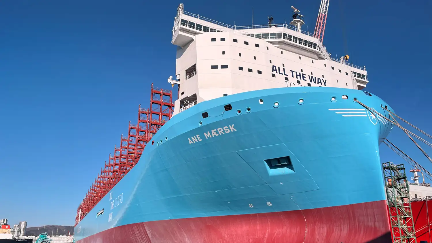 Mærsk's første store metanoldrevne containerskib sejler under Dannebrog ...